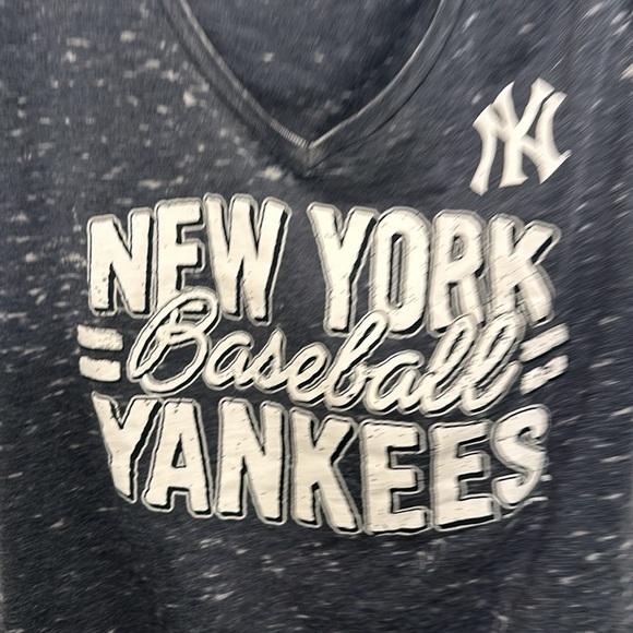 XL New York Yankees Women’s Cut Distressed V Neck Official Merchandise - Picture 3 of 3